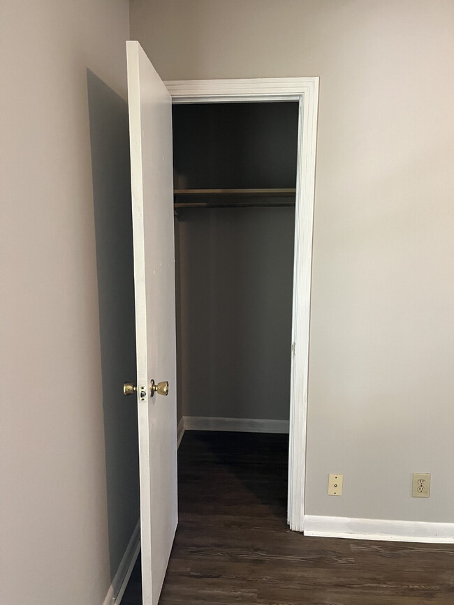 Building Photo - 2 BEDROOM 11/2 BATH TOWNHOME  MINUTES TO D...
