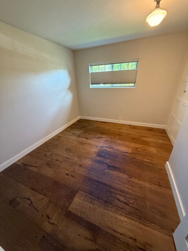 Building Photo - Downtown Craftsman, 3 Bedroom, Air Conditi...