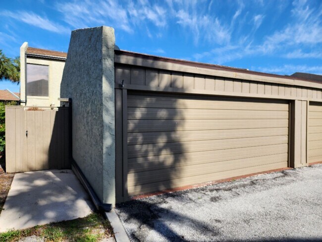 Building Photo - Gorgeous 3-Bedroom, 2.5-Bathroom Townhome in Winter Haven