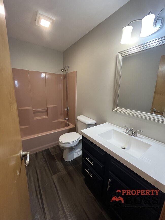 Building Photo - 925 W 89th Pl