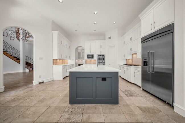 Building Photo - Exceptional 5-bedroom home (2 down) in desirable Woodlands Country Club with landscape & pool mai...