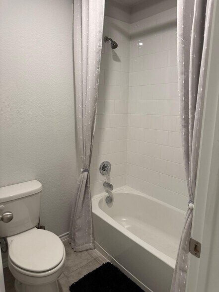 Building Photo - 112 Piping Rock Dr