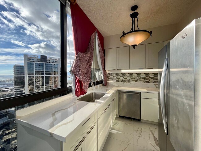 Building Photo - Royal Capitol Plaza: 2 Bed, 2 Bath with 2 ...