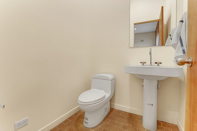 Building Photo - 944 W Lake St