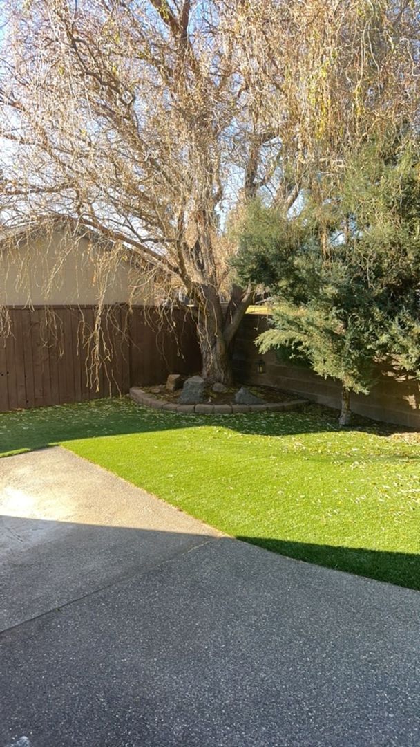 Building Photo - Prime Bend Location: Spacious 3-Bedroom, 2...