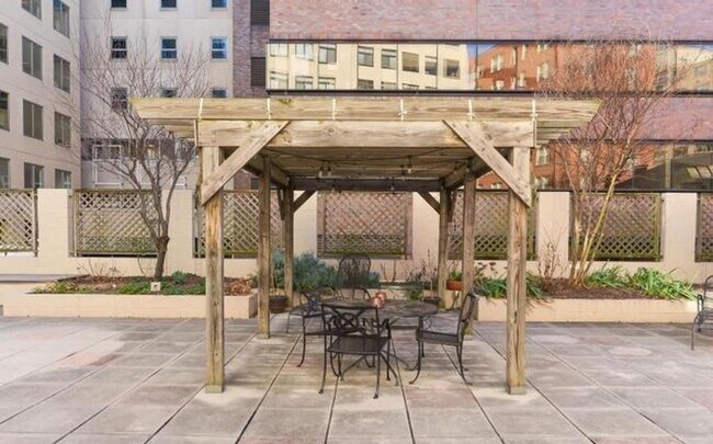 Building Photo - Fantastic 1 Bed with Den/Office/Additional Sleeping area! Conveniently located near Dupont, Logan...