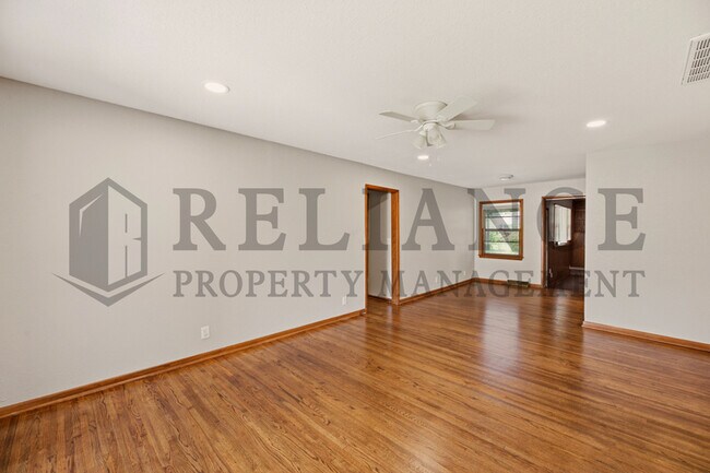 Building Photo - 841 N Country Acres Ave