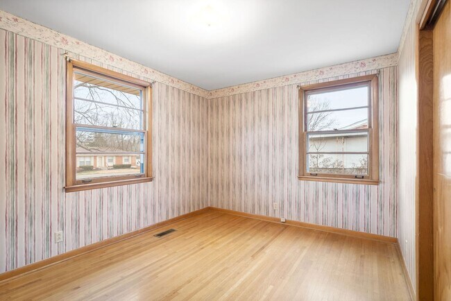 Building Photo - 3 Bedroom 1 1/2 Bath Home For Rent Near Madison Street!