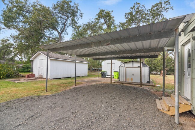 Building Photo - 615 Riveredge Dr