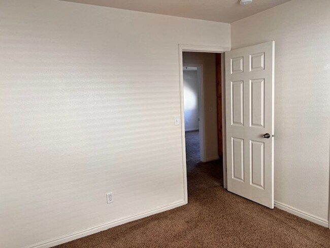 Building Photo - 3 Bed 2 bathroom house