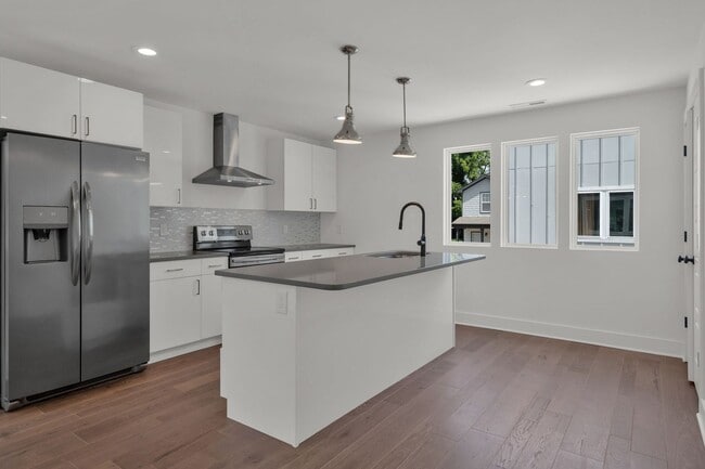 Building Photo - Modern Living In East Nashville!