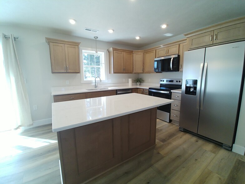 Building Photo - 1421 W Todd Ln