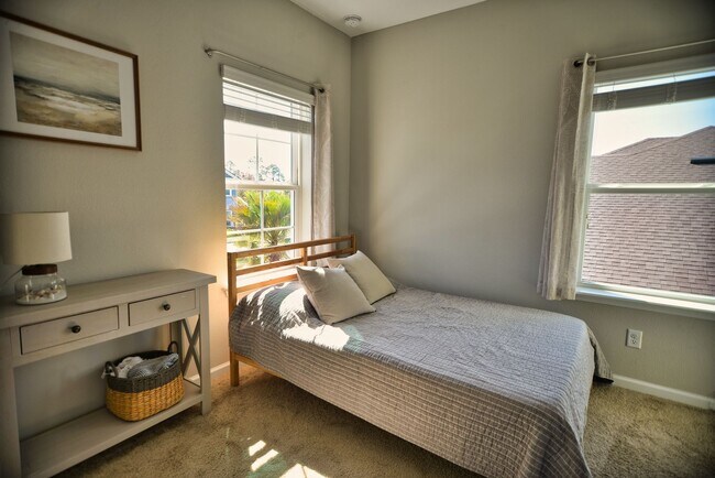 Building Photo - Beautiful Pond-Front Home Near Amelia Concourse