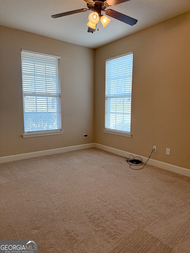 Building Photo - 102 Lexington Ln