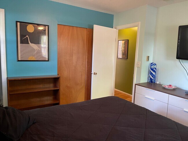 Building Photo - 3 Bedroom Home, Fully Furnished & Utilities Included!