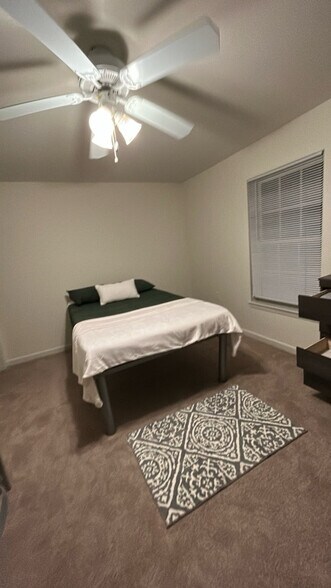 Building Photo - 1051 Southern Dr