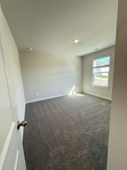 Building Photo - 3927 Northbrook Dr