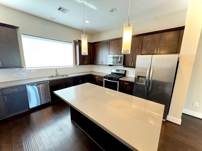 Building Photo - 1613 Milby St