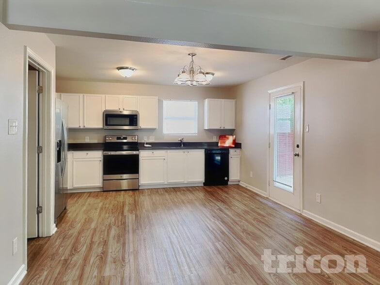 Building Photo - 7242 Fox Point Dr