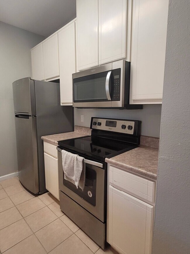 Building Photo - Newly renovated Three Bedroom Townhouse
