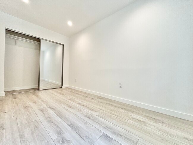 Building Photo - 566 N Kenmore Ave