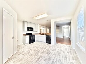 Building Photo - 5912 Ridge Lake Dr