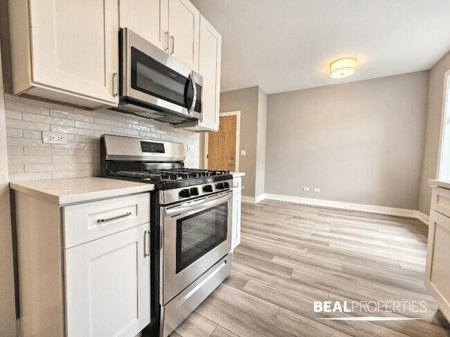 Building Photo - 2 bedroom in CHICAGO IL 60613