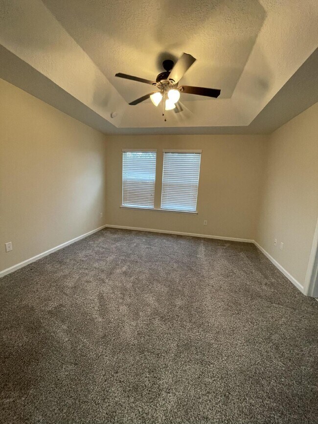 Building Photo - 3 bedroom 2 .5 bath townhome 2 car attached garage  in St. Johns county