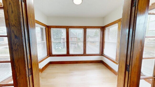 Building Photo - 978 1/2 Linwood Ave