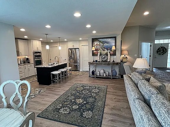 Large kitchen - 4102 Roxbury Ct