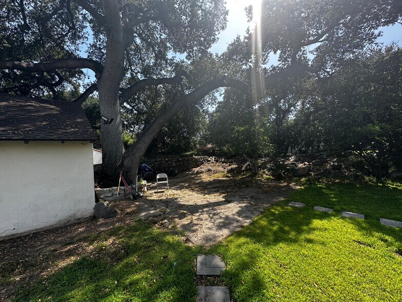Building Photo - 2151 N Altadena Dr