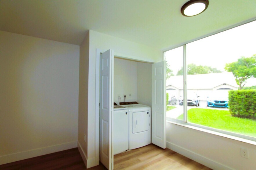 Building Photo - 2890 N Oakland Forest Dr