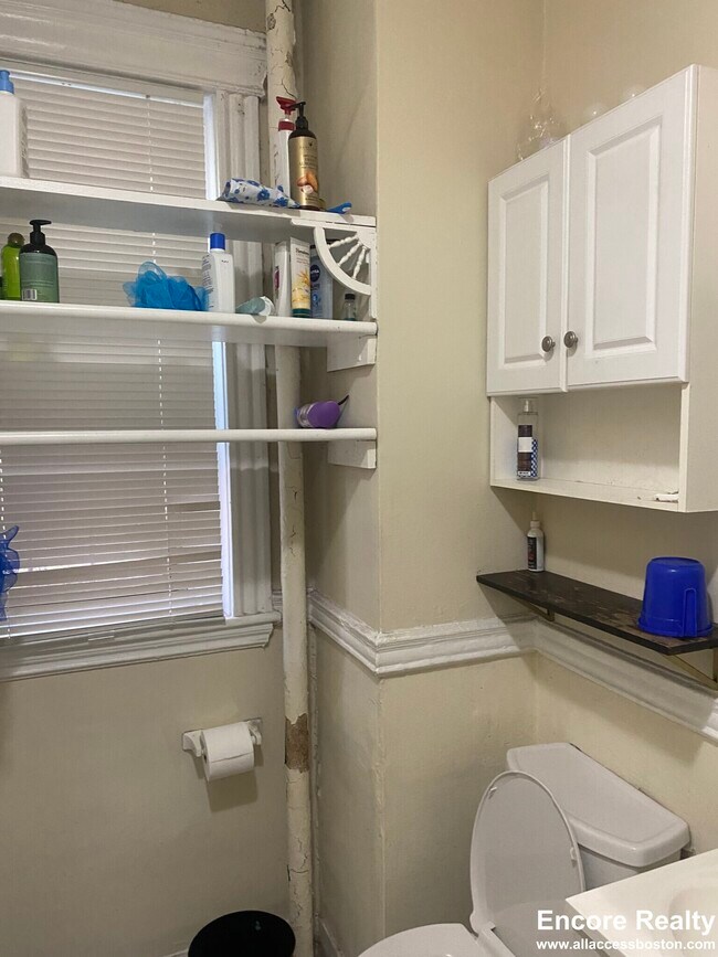 Building Photo - 364 Riverway