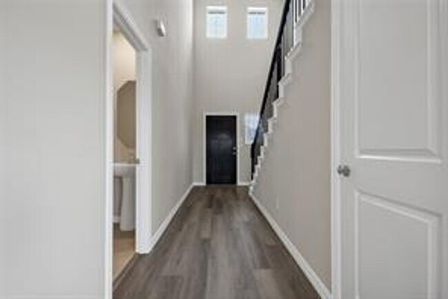 Building Photo - Spacious 3BR/2.5BA Home Near Parks, Dining & Community Pool