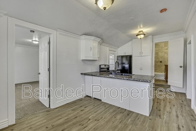 Building Photo - 741 E Center St