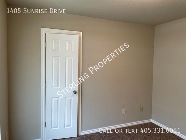 Building Photo - 1405 Sunrise Dr