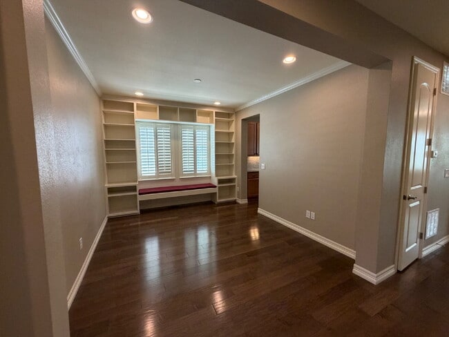 Building Photo - "Luxurious 5-Bedroom Haven in Broomfield with Stunning Granite Finishes & Cozy Fireplace!"