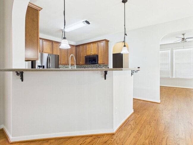 Building Photo - Charming 5-Bedroom 2.5 Bathroom Home locat...