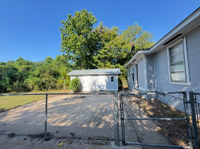 Building Photo - 1002 Barnhill St