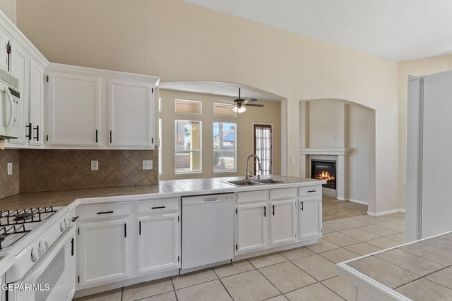 Building Photo - 2029 Sun Chariot St