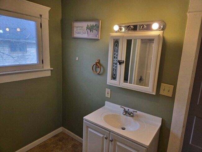 Building Photo - Charming 4-Bedroom Property in Prime Location