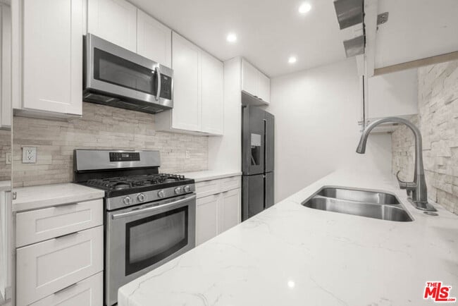 Building Photo - 423 Rexford Dr