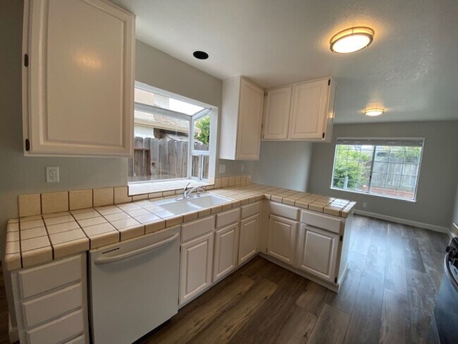 Building Photo - 3BR/ 2BA Updated Home!