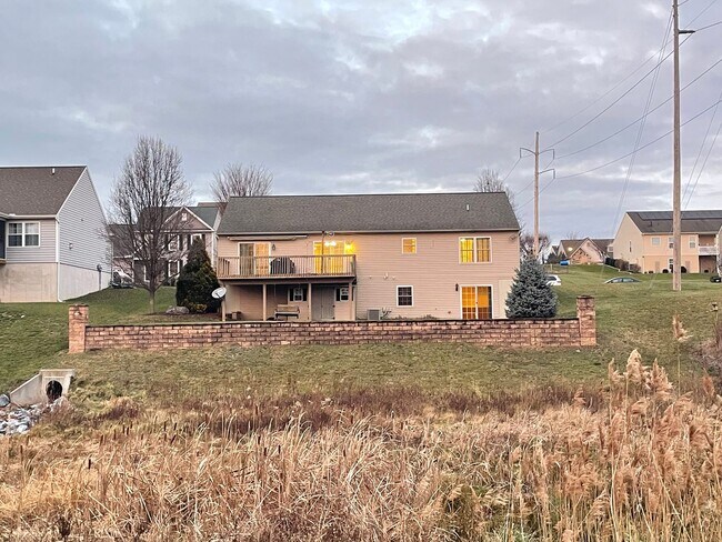 Building Photo - Beautiful 3 bedroom 2 bathroom Rancher in Great Manheim Location!