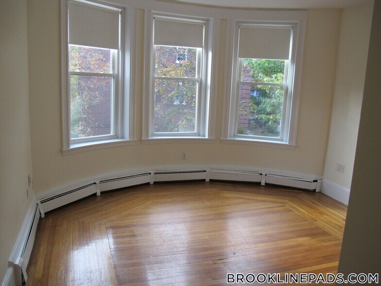 Building Photo - 19 Fairbanks St