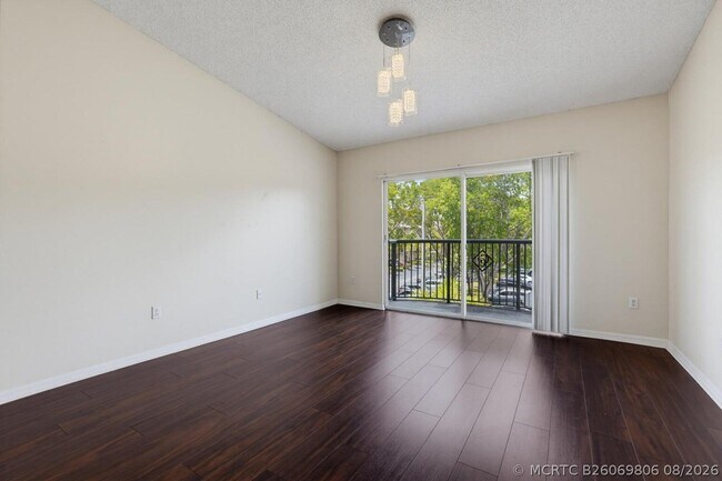 Building Photo - 400 Crestwood Ct N