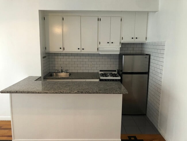 Building Photo - ****** BEAUTIFUL FRENCH NORMANDY STYLE 1BR APARTMENT ********