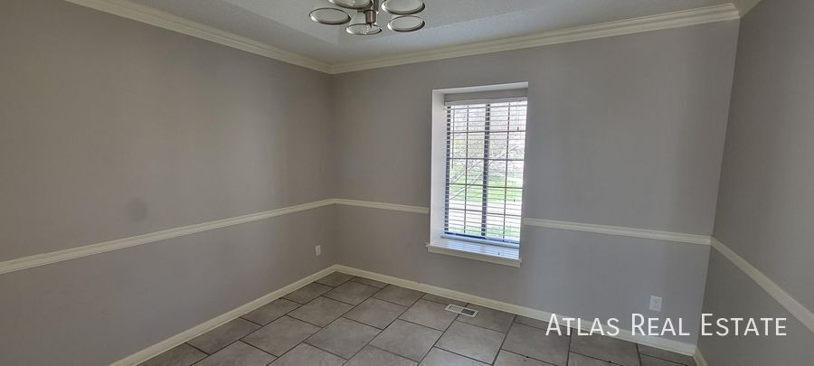 Building Photo - 301 SE Onyx Dr