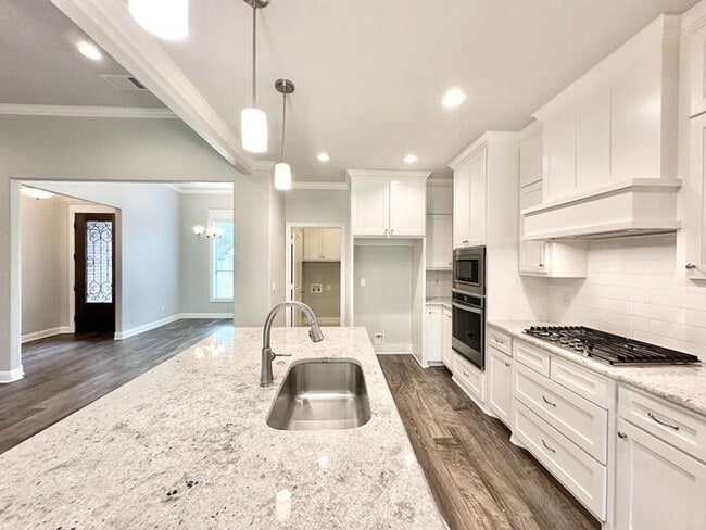 Building Photo - Available Now! Stunning 3 Bedroom 2 Bath i...