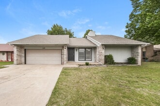 Building Photo - 1329 Cedarbrook Ln